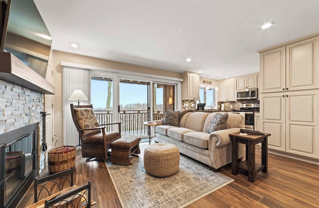 Stunning LakeViewCondo with Golf & Fall Colors