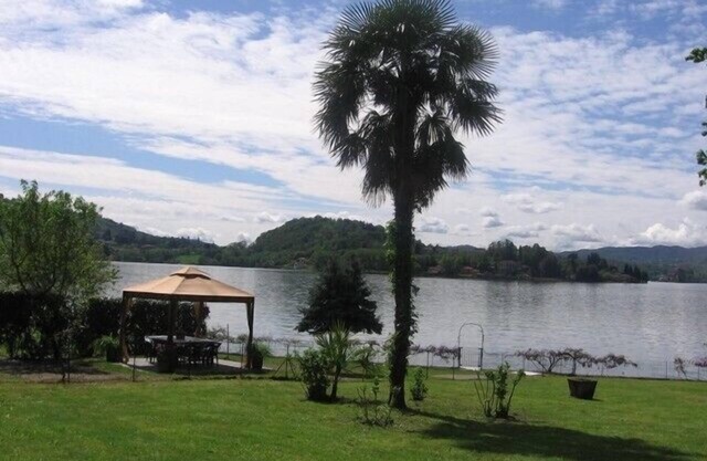 STUNNING LARGE APARTMENT WITH VIEW, GARDEN AND DIRECT ACCESS TO LAKE ORTA
