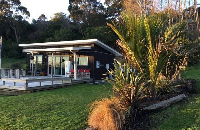 Stunning Little Harbourfront Bach - Great Views!