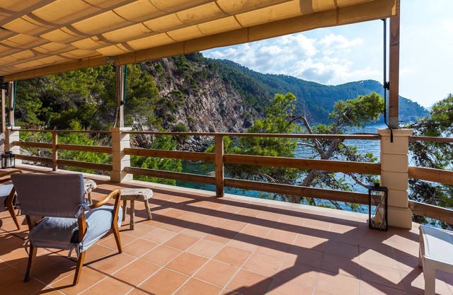 Stunning location on the cliff, directly on the sea – Villa Banyalbufar