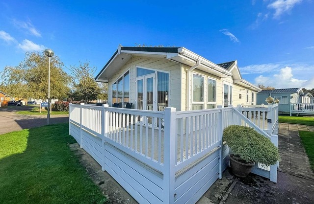 Stunning lodge with decking at Hopton Holiday Park in Norfolk ref 80023W