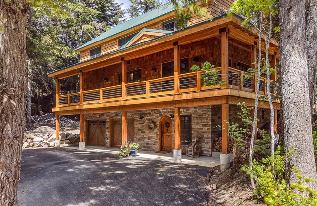 Stunning lodge, Breathtaking Mountain Views, w/ski in/out access, sauna, & WIFI