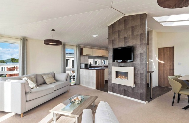 Stunning lodge with one double with en suite walk in shower and one twin.