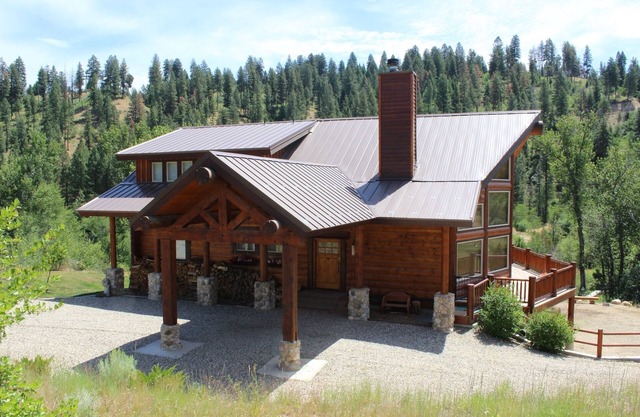 Stunning Log Cabin w/Hot Tub, 3 Kings+ 4 BRms & loft - 2 flat screen TV's