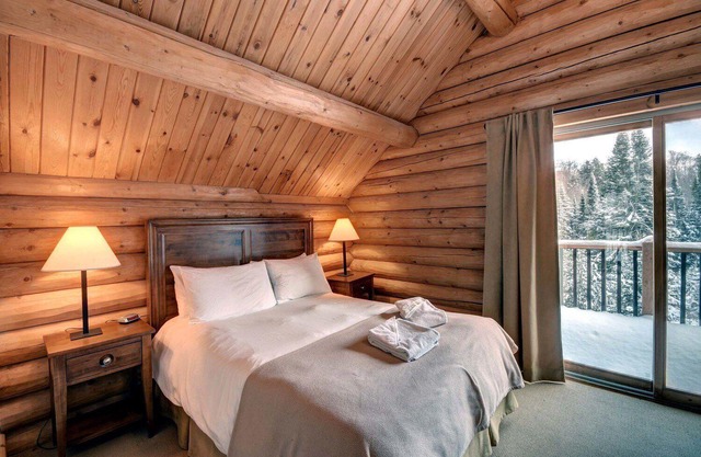 Stunning Log Chalet - Private Hot Tub, Pool Table, Fireplace