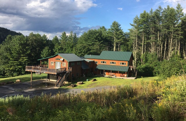 Stunning Log Home, 7 Bed/4 Bath. Mountain View!