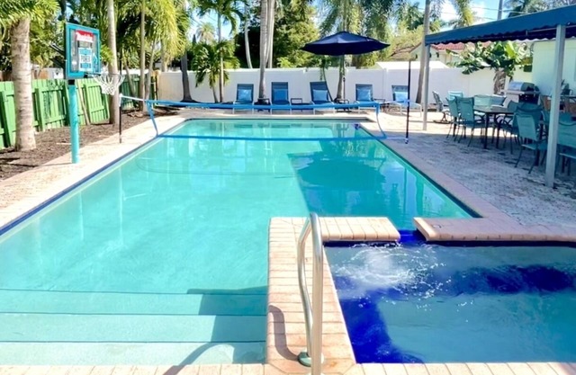 STUNNING LUXURY 5 BED BIG 50x25 POOL🔥HOT BIG JET SPA, MINUTES TO BEACH, GOLF!
