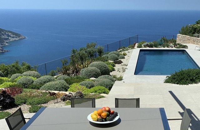 *STUNNING LUXURY HOME WITH SEA, MOUNTAIN & SUNSET VIEWS