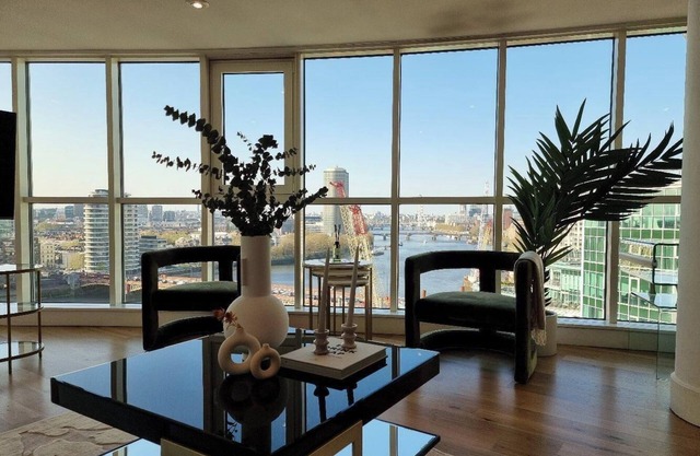 Stunning Luxury Riverside Penthouse (3 bed, 3 bath)