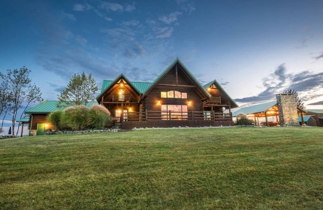 Stunning Luxury Lodge in the Heart of Ohio- 7000 square feet of enjoyment!