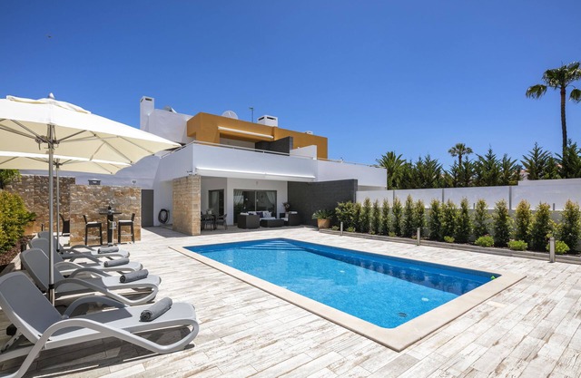 Stunning Luxury Villa in High Class Quiet Residential Area - Walkable to Beaches