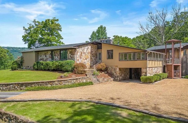 Stunning Midcentury modern home-sleeps 14! 24 private acres: rest-relax-explore