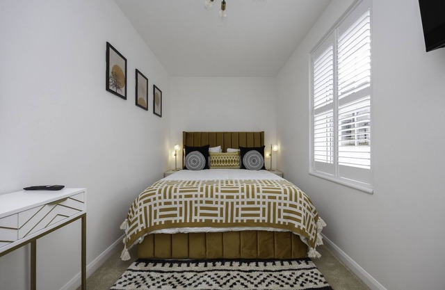 Stunning modern space in Hove & free parking.