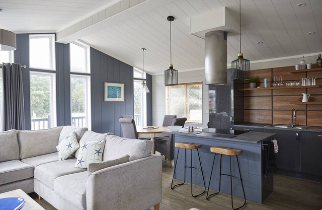 Stunning modern pet friendly holiday lodge in the Seven Bays area N Cornwall