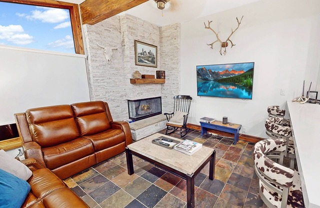 Stunning Mountain Views! Pool, Hot Tub, Parking, Elevator & Easy Hiking/Mountain Biking Access