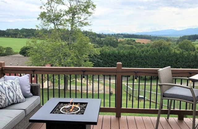Stunning Mountain Views & Minutes to Downtown! Check out the Reviews