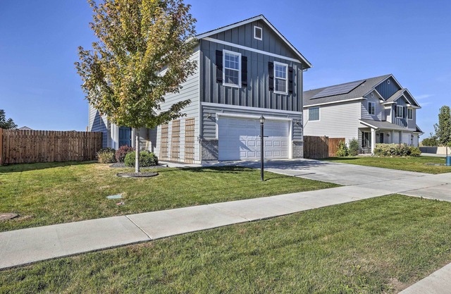 Stunning Nampa Home Nearby Park w/Fire Pit!