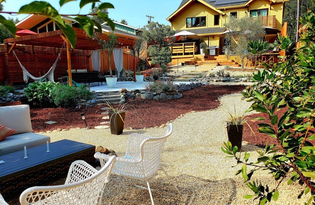 Stunning new home on creek, with spa pool, 5min walk to wineries & restaurants