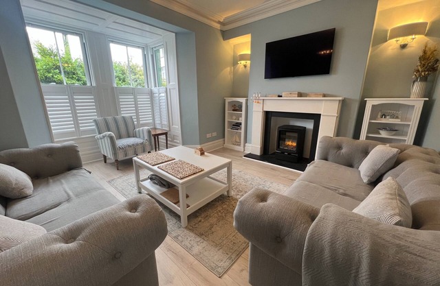 Stunning New Quay House, Dog-Friendly, Sleeps 10, with Convenient Parking for Perfect Getaways