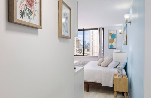 Stunning Ocean View/Exquisite Renovated Studio/King Bed/Walk to Beach