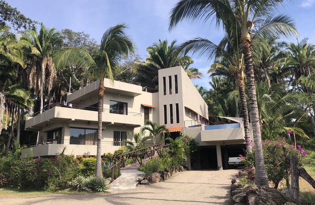 Stunning Ocean Views, Heated Infinity Pool, Sky Deck, Air Cond., Litibu Beach