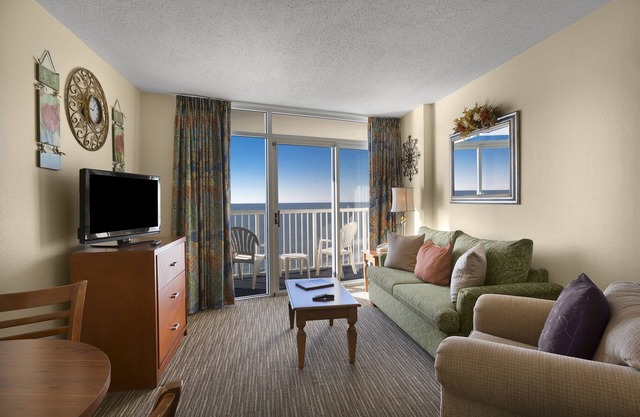 Stunning Oceanfront 1 Bedroom King + Official On-Site Rental Privileges