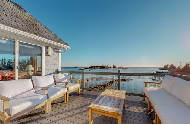 Stunning oceanfront cottage w/private deck and Atlantic views