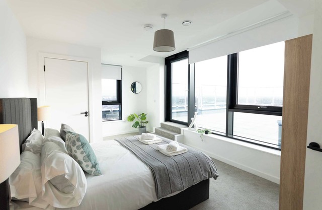 Stunning Old Trafford 2 Bed Penthouse w Terrace