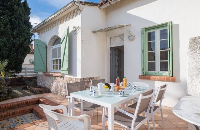 Stunning private villa for 6 guests with WIFI, A/C, TV and pets allowed
