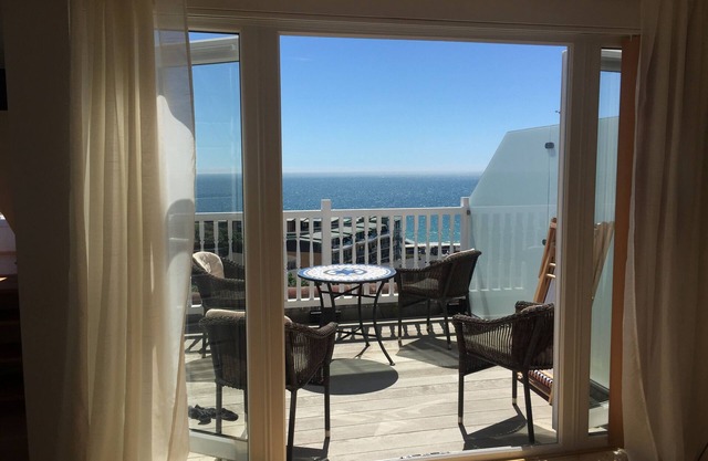 Stunning Penthouse - 2 bed-2 Bath Apartment - Off Street Parking-Great Sea Views