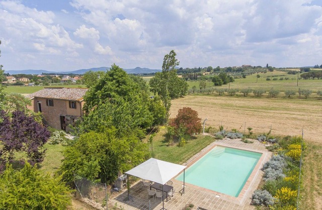 Stunning private villa with WIFI, private pool, TV, pets allowed, panoramic view and parking