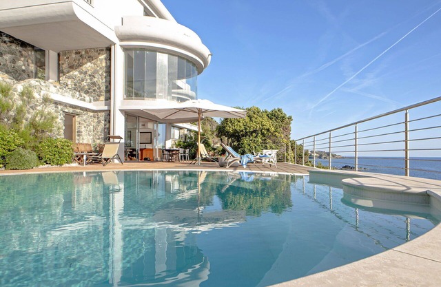 Stunning private villa with WIFI, private pool, A/C, TV, terrace, pets allowed and parking