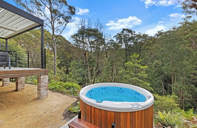 Stunning Peaceful Holiday Haven set on acreage with nearby Waterfall and Jacuzzi