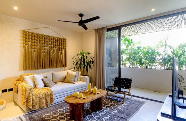 Stunning penthouse with plunge pool, kitchenette, & W/D - great location