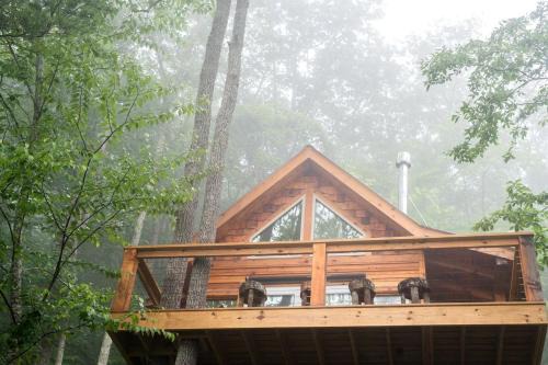 Stunning Pet-Friendly Treehouse for Relaxing Glamping Retreats in North Carolina