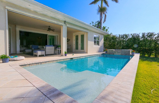 STUNNING POOL HOME, 4 BEDS/4 BATHS, DOWNTOWN NAPLES, FL