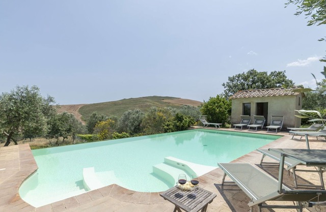 Stunning private villa with WIFI, private pool, hot tub, TV, terrace, parking, close to Montalcino