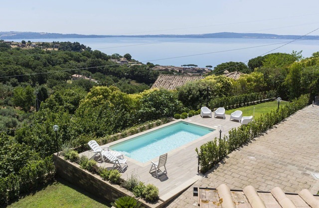 Stunning private villa with private pool, WIFI, A/C, TV, patio, pets allowed and parking