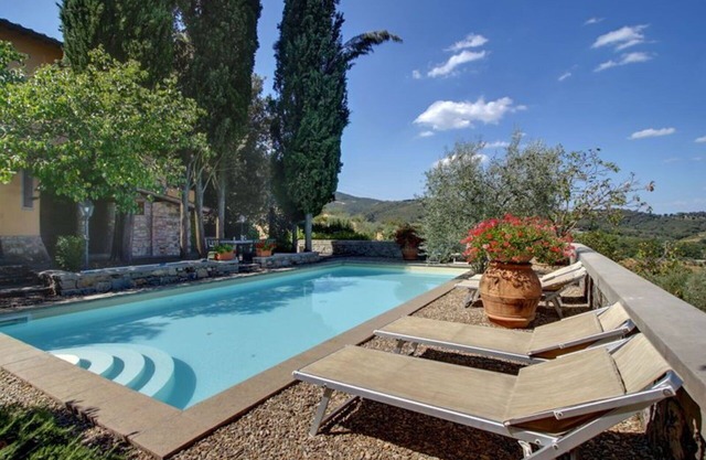 Stunning private villa with WIFI, hot tub, private pool, TV, balcony, close to Greve In Chianti