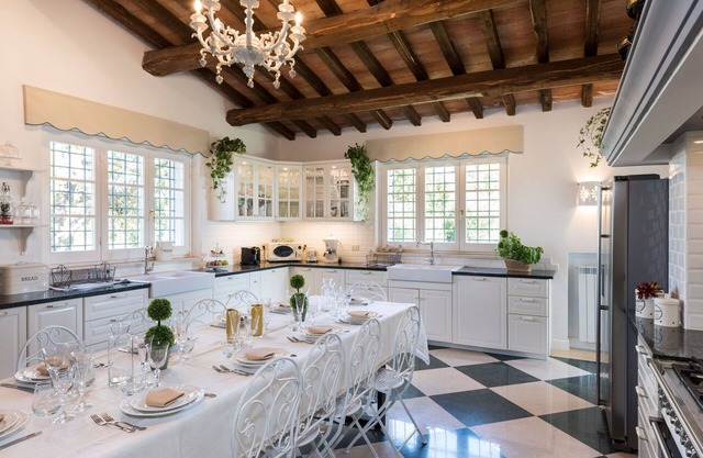 Stunning private villa with A/C, sauna, WIFI, hot tub, TV, patio, panoramic view and parking