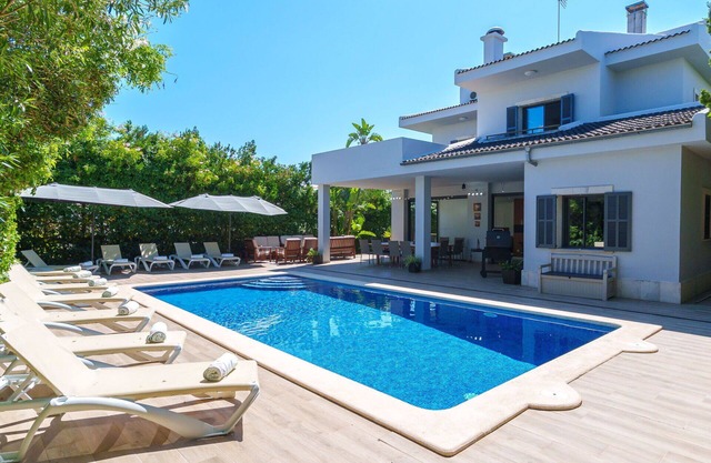 Stunning private villa for 12 guests with A/C, private pool, WIFI, TV and patio