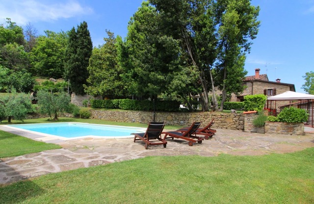 Stunning private villa for 4 guests with WIFI, private pool, TV, pets allowed and parking