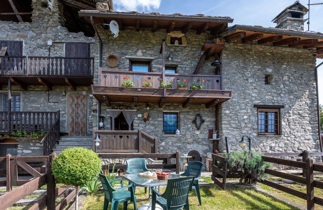 Stunning private villa for 5 people with WIFI, TV, balcony and parking