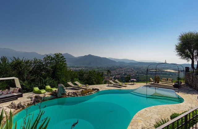 Stunning private villa for 14 people with WIFI, private pool, hot tub, TV, patio and parking