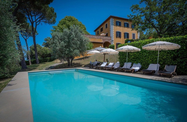 Stunning private villa with WIFI, private pool, A/C, hot tub, TV, terrace, panoramic view, parking