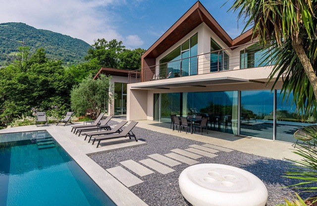 Stunning private villa for 10 people with WIFI, private pool, hot tub, TV, patio and parking