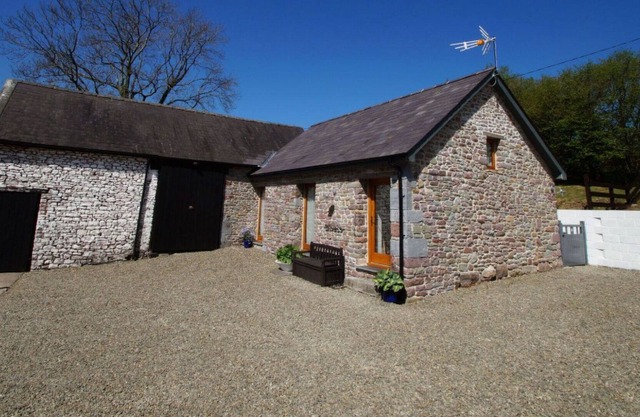 Stunning private villa for 4 guests with WIFI, TV, patio, pets allowed and parking