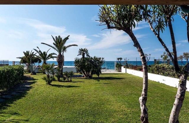 Stunning private villa with hot tub, A/C, WIFI, TV, terrace, panoramic view and parking
