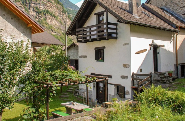 Stunning private villa for 4 people with WIFI, TV, patio, pets allowed, panoramic view and parking