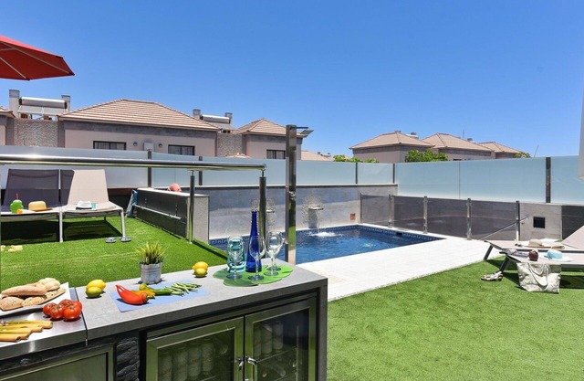 Stunning private villa for 8 guests with A/C, private pool, WIFI, TV, pets allowed and parking